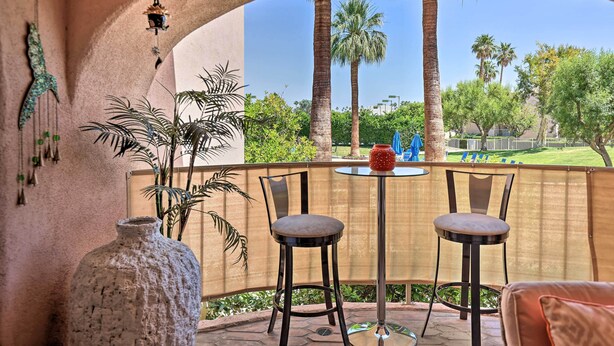 Outdoor dining - Charming Palm Springs Condo By Community Pool (Palm Springs)