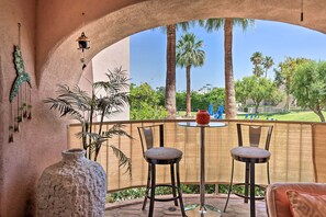Outdoor dining - Charming Palm Springs Condo By Community Pool (Palm Springs)