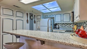 Microwave, oven, stovetop, dishwasher - Charming Palm Springs Condo By Community Pool (Palm Springs)