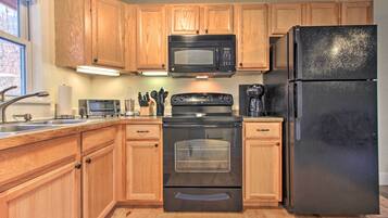House (2 Bedrooms) | Private kitchen | Coffee/tea maker, cookware/dishes/utensils, paper towels