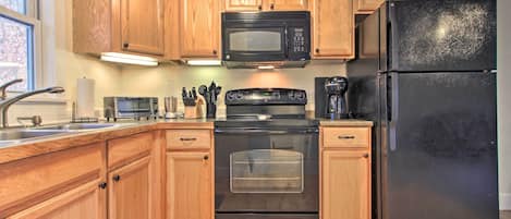House (2 Bedrooms) | Private kitchen | Coffee/tea maker, cookware/dishes/utensils, paper towels