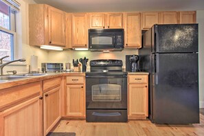 House (2 Bedrooms) | Private kitchen | Coffee/tea maker, cookware/dishes/utensils, paper towels - Vermont Retreat - 8 Mi to Killington Ski Area (Killington)