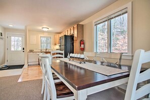 Coffee/tea maker, cookware/dishes/utensils, paper towels - Vermont Retreat - 8 Mi to Killington Ski Area (Killington)