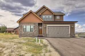 House (4 Bedrooms) | Front of property - Walk To Golf: Modern Mtn-view Home in Granby (Granby)