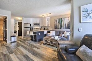 Eine moderne Wohnung mit Küche, Essbereich und Wohnzimmer.