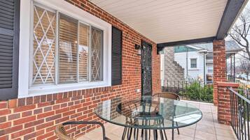 Apartemen (3 Bedrooms) | Tempat makan outdoor