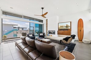 テレビ、暖炉、ステレオ