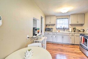 Microwave, oven, stovetop, coffee/tea maker - Tacoma Cottage w/ Fire Pit - Walk to Beach! (Tacoma)