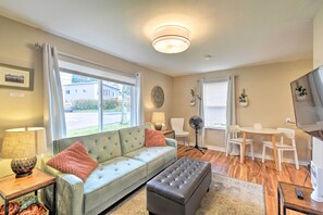 Living area - Tacoma Cottage w/ Fire Pit - Walk to Beach! (Tacoma)