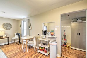 Interior - Tacoma Cottage w/ Fire Pit - Walk to Beach! (Tacoma)