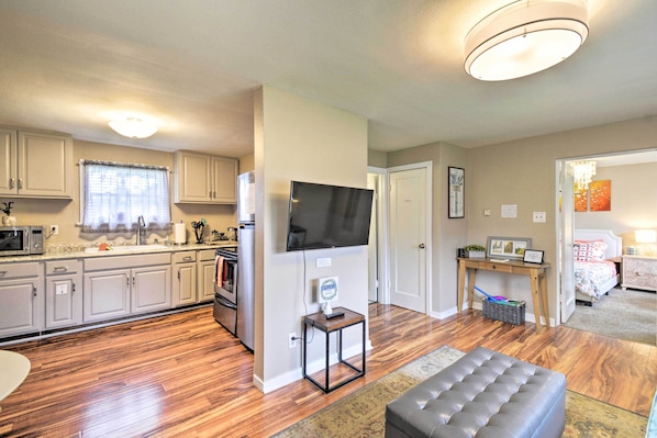 Interior - Tacoma Cottage w/ Fire Pit - Walk to Beach! (Tacoma)