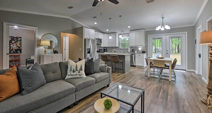 Serene Live Oak Home w/ Fire Pit by River + Sosmp!