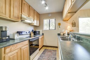 Interior - Cozy Mammoth Lakes Studio: 5 Mi to Ski Slopes (Mammoth Lakes)