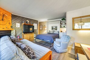 Interior - Cozy Mammoth Lakes Studio: 5 Mi to Ski Slopes (Mammoth Lakes)