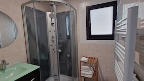 Een douche, een haardroger, handdoeken, zeep