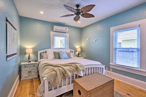 3 bedrooms, laptop workspace, iron/ironing board, bed sheets - Bright Bradenton Retreat: 1 Mi to Downtown! (Bradenton)