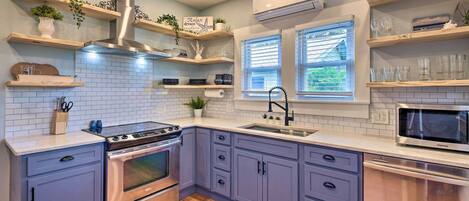 Talo (3 Bedrooms) | Yksityinen keittiö | Mikroaaltouuni, uuni, liesi, astianpesukone