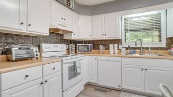 House (3 Bedrooms) | Private kitchen | Oven, stovetop, dishwasher, coffee/tea maker