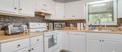 House (3 Bedrooms) | Private kitchen | Oven, stovetop, dishwasher, coffee/tea maker
