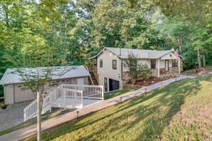 Exterior - Kodak Getaway w/ Covered Decks + Game Room! (Kodak)