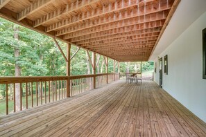 Outdoor dining - Kodak Getaway w/ Covered Decks + Game Room! (Kodak)