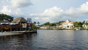 Ein Anwesen am Wasser mit Restaurant, Bootssteg und einem großen Haus mit Anlegestelle.