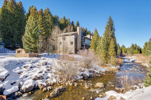 Walk to Ski Lift: Breckenridge Retreat w/ 2 Decks!