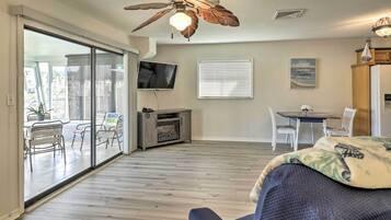 TV layar datar dan buku