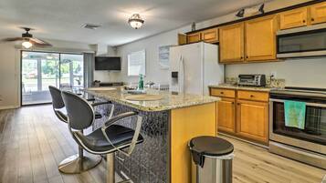 House (2 Bedrooms) | Private kitchen | Blender, cookware/dishes/utensils, paper towels