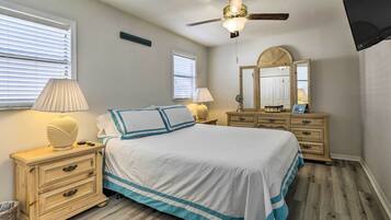 Rumah (2 Bedrooms) | 2 kamar tidur, setrika/meja setrika, dan seprai linen