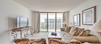 Beachfront Marco Island Condo w/ Pool Access!