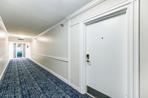 Beachfront Marco Island Condo w/ Pool Access!