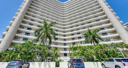 Beachfront Marco Island Condo w/ Pool Access!