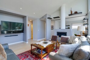 Interior - Tranquil Avon Vacation Unit w/ Luscious Views (Avon)