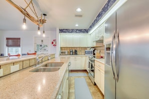 House (2 Bedrooms) | Interior - Private Dock & Water Views! Homosassa Retreat (Homosassa)