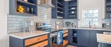 Kjøleskap, mikrobølgeovn, ovn og kokeplater