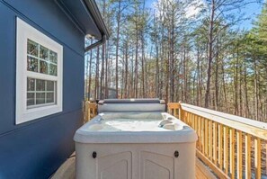 Outdoor spa tub - Lola’s Getaway! Summa (Lake Lure)