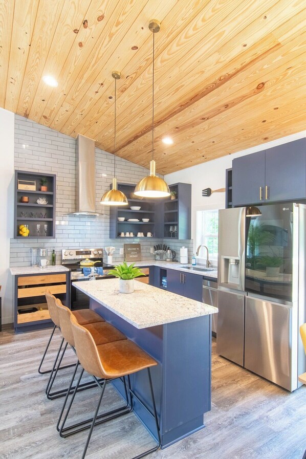 Fridge, microwave, oven, stovetop - Lola’s Getaway! Summa (Lake Lure)