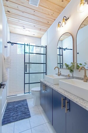 Shower - Lola’s Getaway! Summa (Lake Lure)