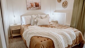 3 habitaciones, escritorio y tabla de planchar con plancha 