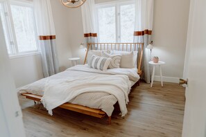 3 bedrooms, desk, iron/ironing board, travel cot - Secluded Chalet in the Pines Near Palmer Lake, Monument. 3BR Sleeps 8! (Monument)