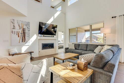 Furnished Deck & Hot Tub: Chic Granby Home!