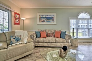 TV, books - Lovely Myrtle Beach Retreat - Near Golf Course! (Myrtle Beach)