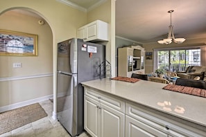Apartment (2 Bedrooms) | Private kitchen | Microwave, oven, stovetop, dishwasher - Lovely Myrtle Beach Retreat - Near Golf Course! (Myrtle Beach)