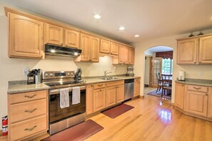 House (3 Bedrooms) | Interior - Granby Home w/ Deck < 1/2 Mi to Aldrich Lake! (Granby)