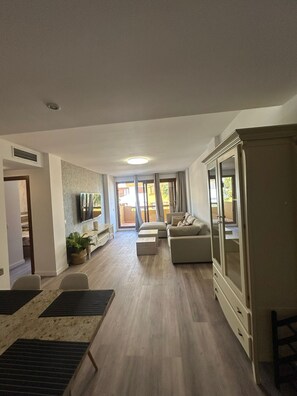 Interior - Oasis of Peace in Torrevieja – Luxury Residence, 3 Pools & 2 min from the Sea (Torrevieja)