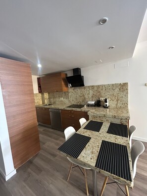 Private kitchen - Oasis of Peace in Torrevieja – Luxury Residence, 3 Pools & 2 min from the Sea (Torrevieja)