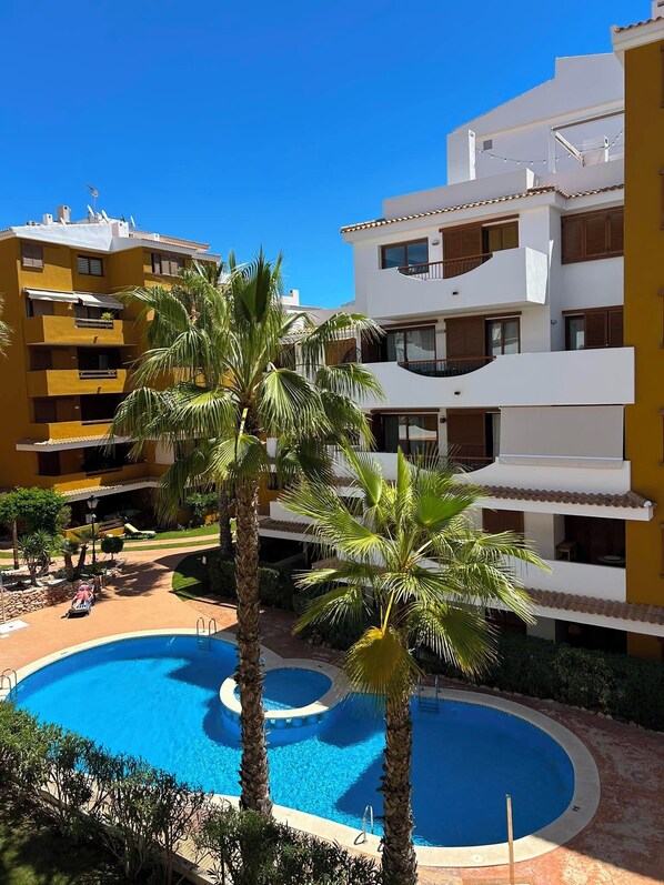 Pool - Oasis of Peace in Torrevieja – Luxury Residence, 3 Pools & 2 min from the Sea (Torrevieja)