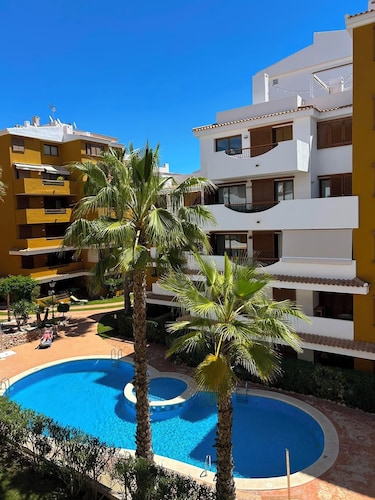 Oasis de Paix à Torrevieja – Résidence Prestige, 3 Piscines & 2 min de la Mer