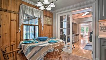 House (6 Bedrooms) | Interior